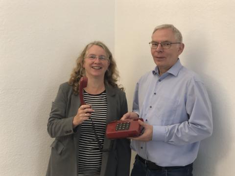 Das Foto zeigt Hannelore Haberzett, die neue Leiterin der Telefonseelsorge und den am 31. August 2023 ausgeschiedenen Dr. Friedrich Dechant.